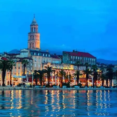 Old Town Historic Core شقة